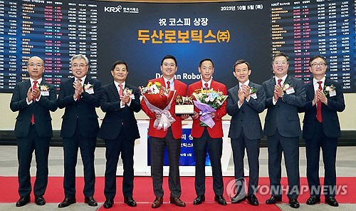 지난 5일 서울 영등포구 한국거래소에서 열린 두산로보틱스 유가증권시장 상장기념식에서 관계자들이 상장기념패 전달 후 기념 촬영하고 있다. 왼쪽부터 정지헌 한국거래소 유가증권시장본부장보, 채남기 한국IR협의회 회장, 양태영 한국거래소 유가증권시장본부장, 박인원 두산로보틱스(주) 대표이사, 류정훈 두산로보틱스(주) 대표이사, 최현만 미래에셋증권 대표이사, 김성현 KB증권 대표이사, 정일문 한국투자증권 대표이사, 정우용 상장회사협의회 정책부회장. <한국거래소 제공>